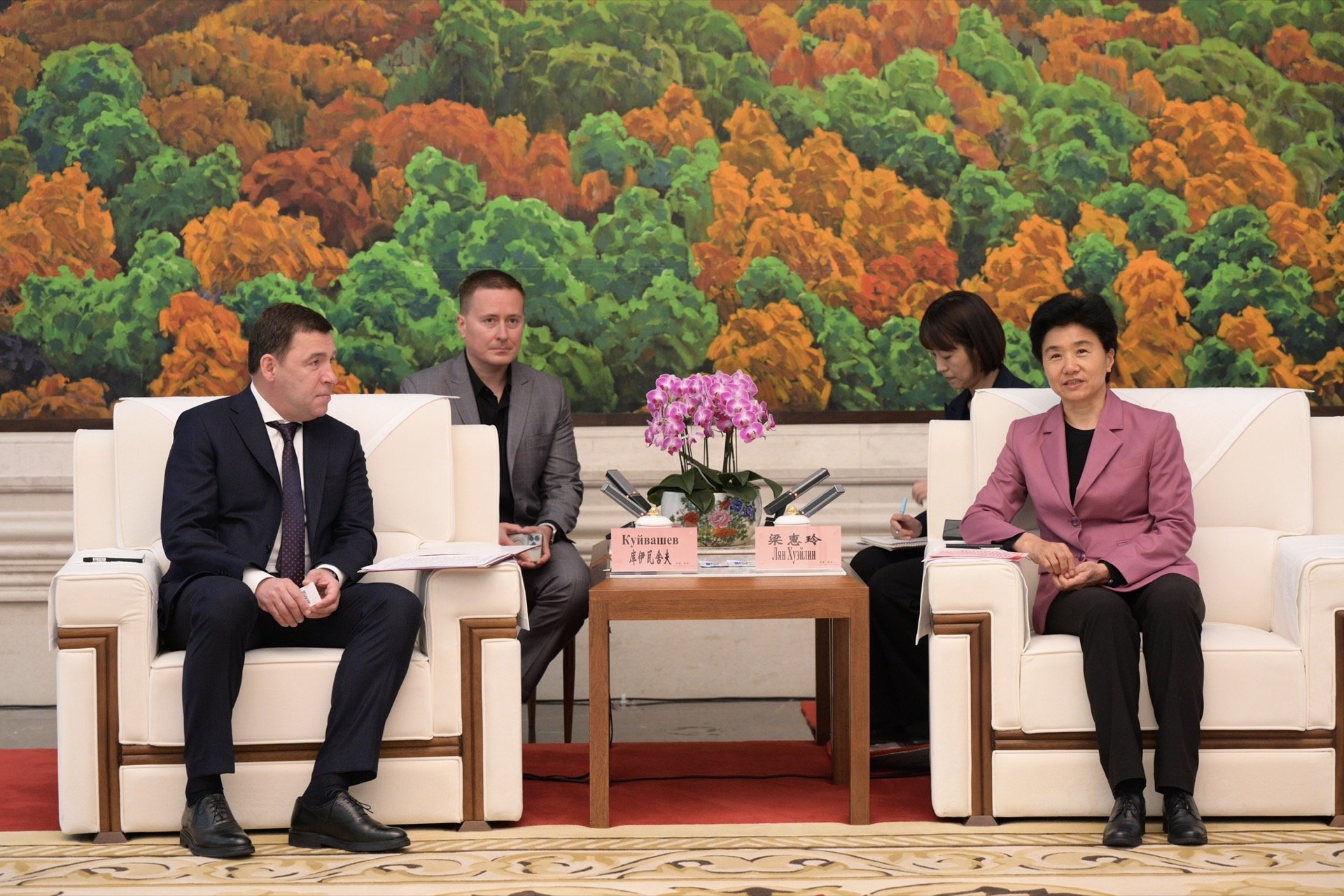 Свердловский губернатор Евгений Куйвашев провел встречу с губернатором провинции Хэйлунцзян в Китае