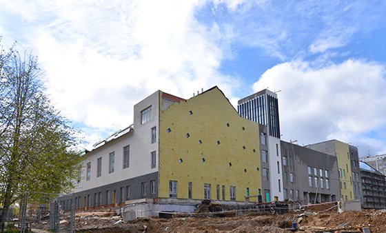«Атомстройкомплекс» начал возводить фасады в новой школе в Пионерском микрорайоне Екатеринбурга