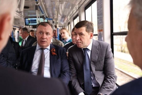Свердловский губернатор Евгений Куйвашев и глава Екатеринбурга Алексей Орлов протестировали новый трехсекционный трамвай