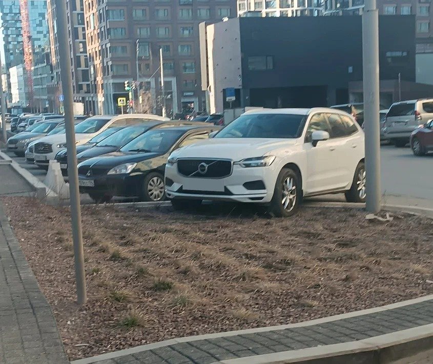 Свердловский облсуд оставил в силе штраф водителю автомобиля за парковку на газоне рядом с комплексом «Свобода Residence»