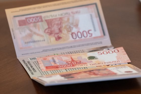 Свердловскому губернатору презентовали новую купюру в 5 тыс. рублей, посвященную Уралу