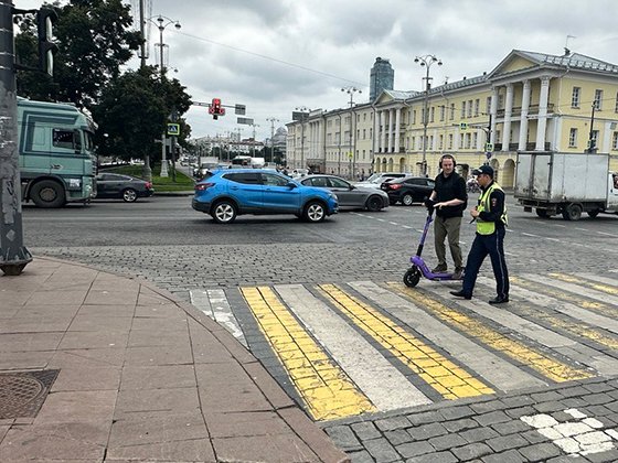 В Екатеринбурге сотрудники ГАИ в ходе рейда «Пешеход, СИМ» выявили 62 правонарушения