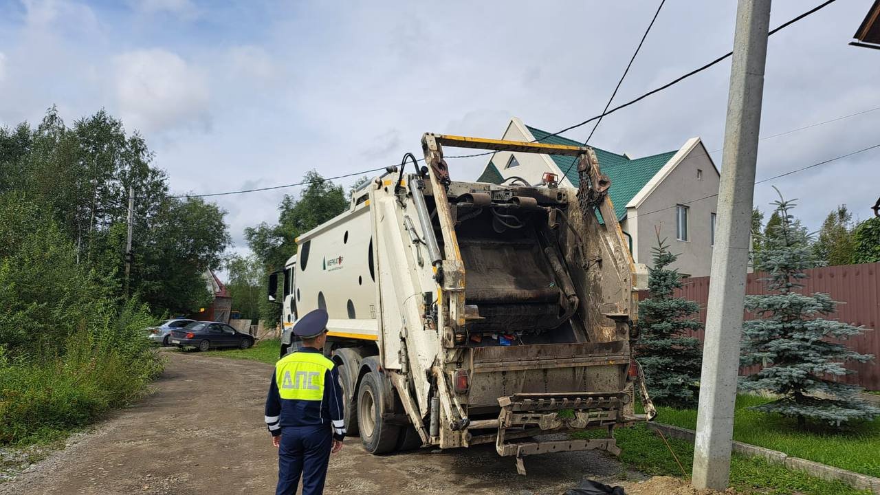 Под Екатеринбургом водитель мусоровоза насмерть задавил своего помощника