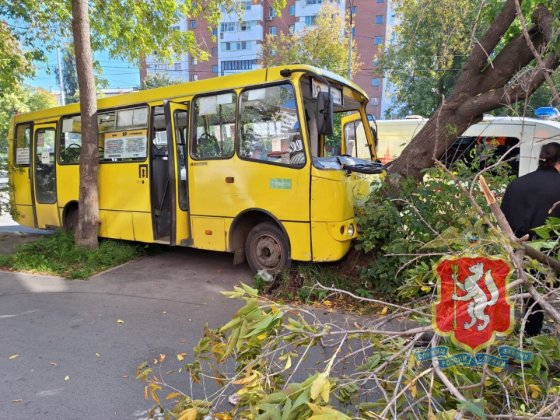 В Екатеринбурге на перекрестке улиц 8 Марта и Фурманова пассажирский автобус врезался в дерево