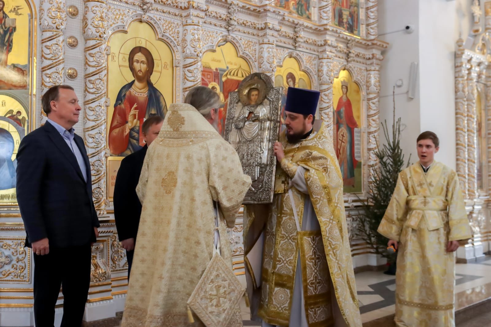 Благовещенскому храму в Академическом районе Екатеринбурга на Рождество подарили старинную икону Пантелеймона Целителя