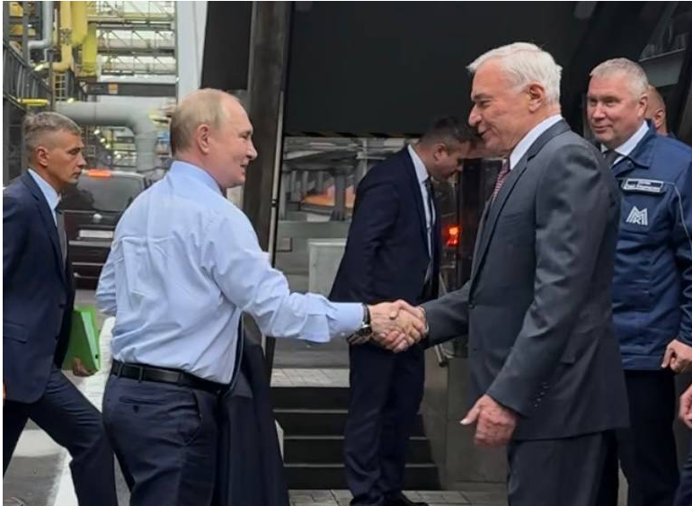 Владимир Путин осмотрел коксовую батарею №12 на ММК