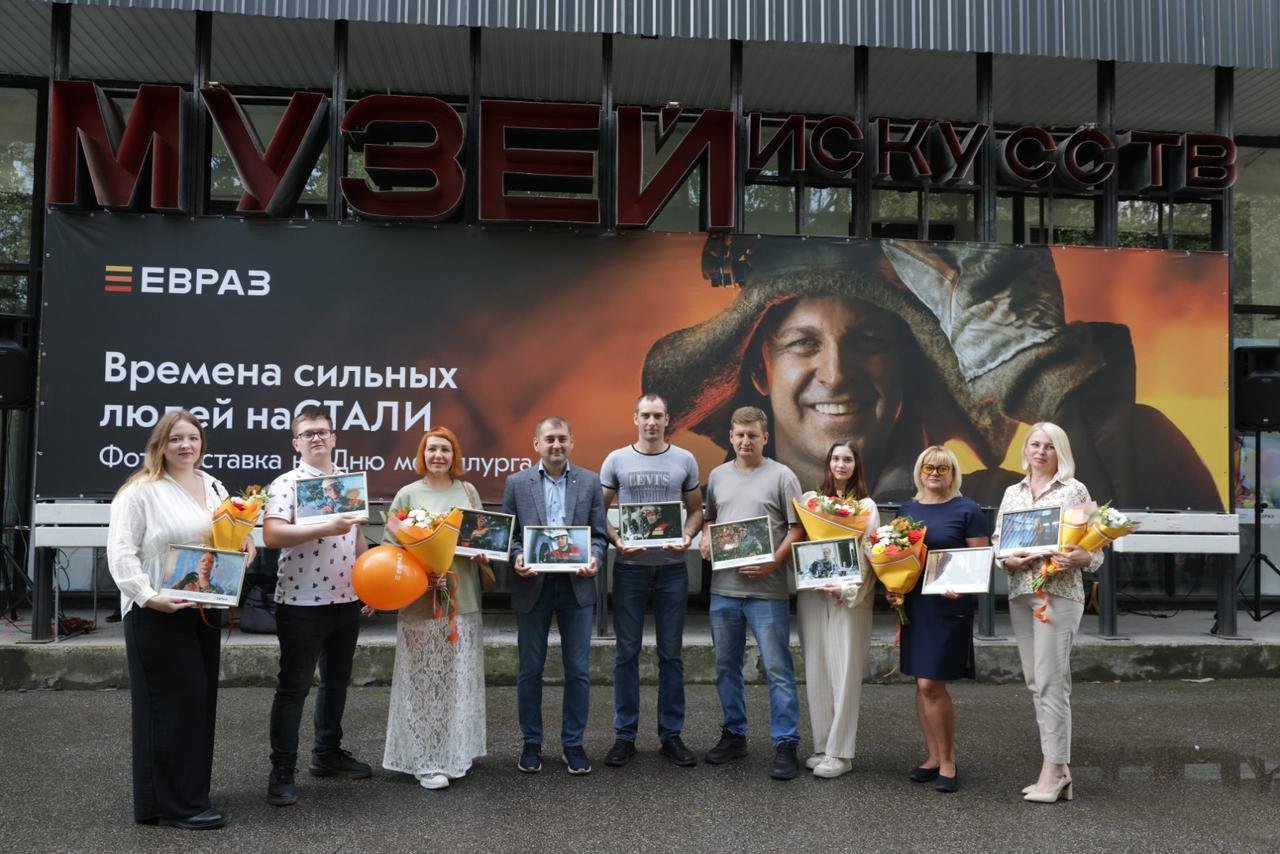 В Новокузнецке открылась фотовыставка с портретами сотрудников ЕВРАЗ ЗСМК