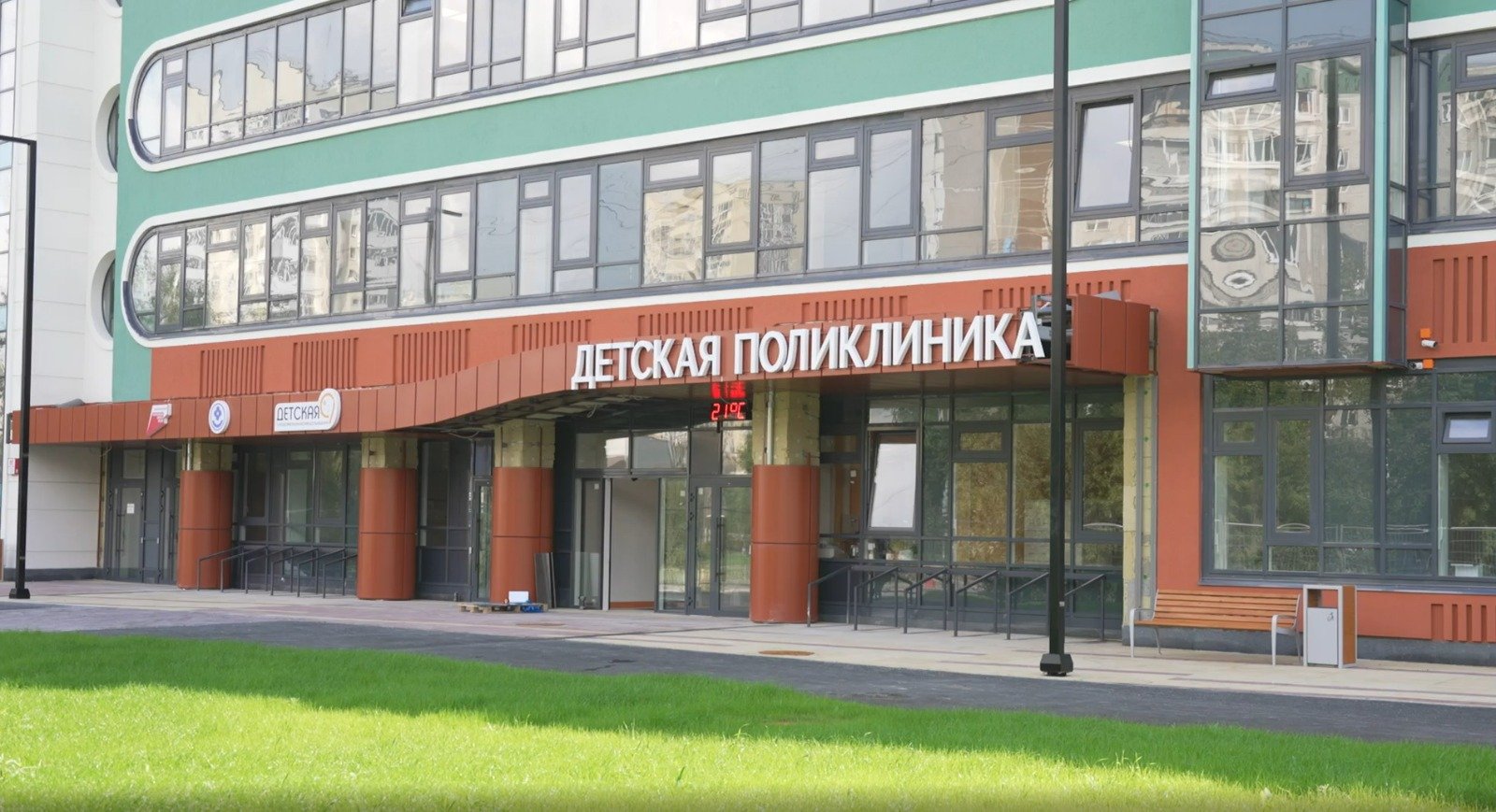 Интерьеры новой поликлиники ДГКБ № 9 на Готвальда расписали художники Интерьеры новой поликлиники ДГКБ № 9 на Готвальда расписали художники