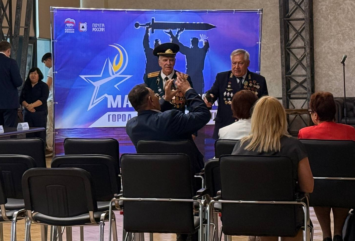 В России выпустили почтовую марку с изображением мемориального комплекса «Тыл — фронту» в Магнитогорске