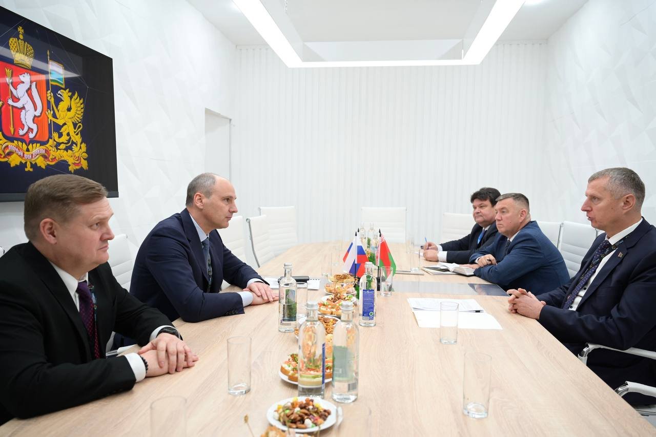 Свердловский губернатор и глава администрации президента Республики Беларусь обсудили сотрудничество
