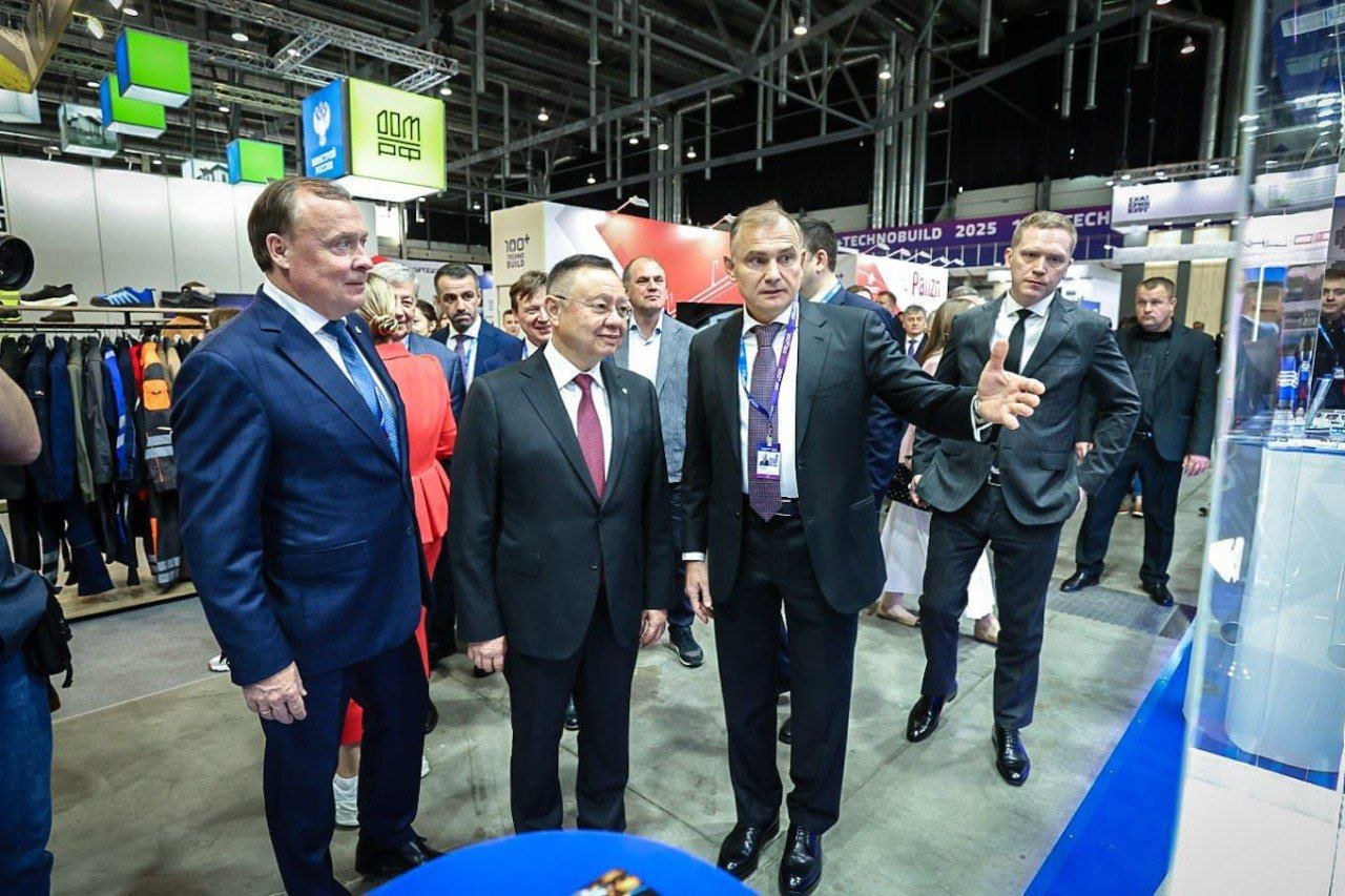 Ирек Файзуллин и Алексей Орлов осмотрели  выставку TechnoBuild