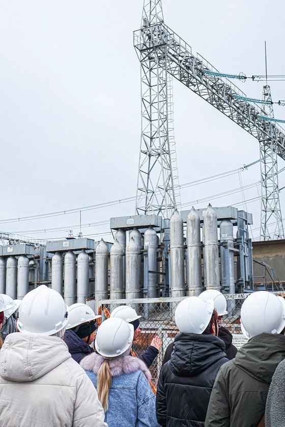 В осенние каникулы ПАО «Россети» — МЭС Урала провели профориентационные уроки для школьников Екатеринбурга